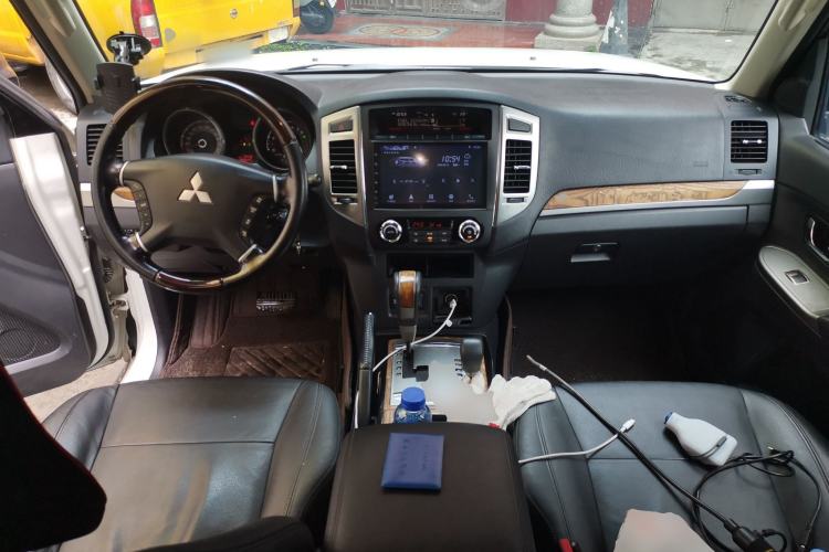 Used Mitsubishi Pajero 2019 3.0L Automatic Prestige Edition Center Console