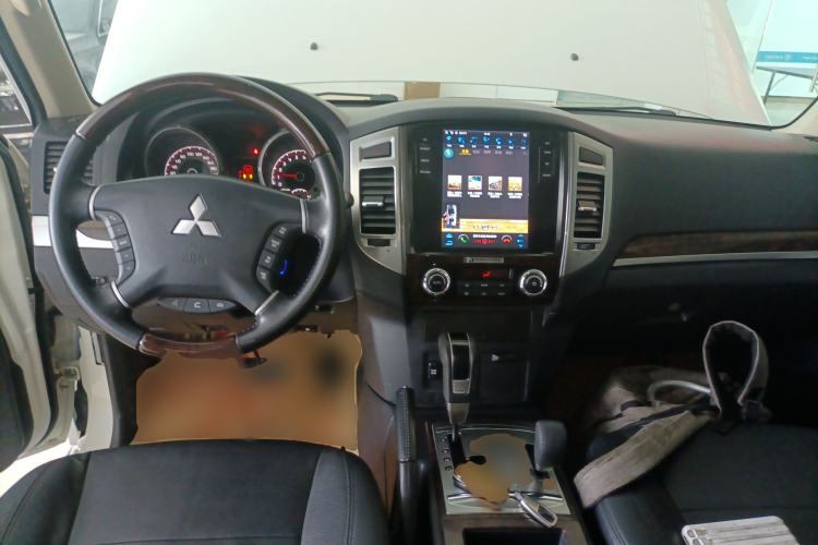 Used Mitsubishi Pajero 2019 V97 3.8L 5-Door GLS Middle East Edition Center Console