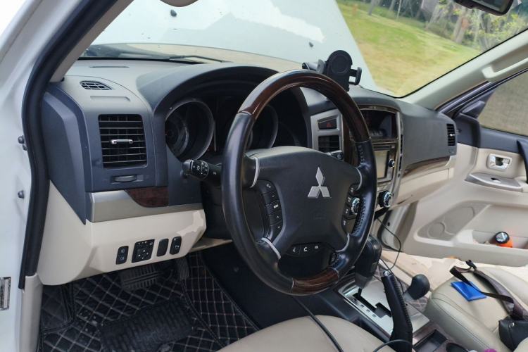 Used Mitsubishi Pajero  Center Console