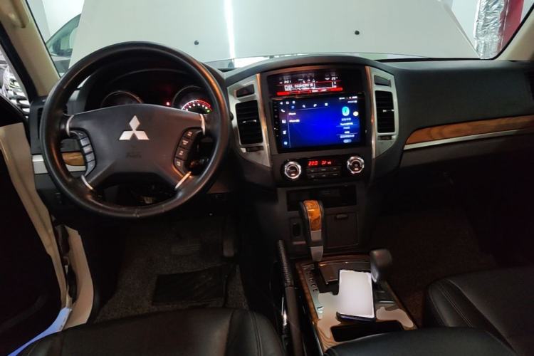 Used Mitsubishi Pajero 2019 3.0L Automatic Luxury Edition Center Console
