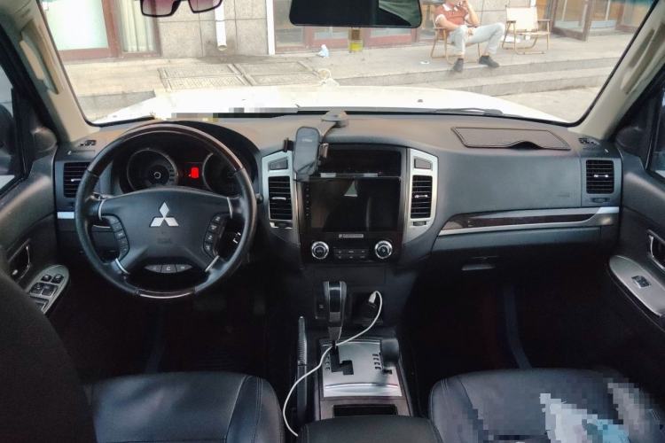 Used Mitsubishi Pajero 2019 V97 3.8L 5-Door GLS Sunroof Dual Differential – Middle East Center Console