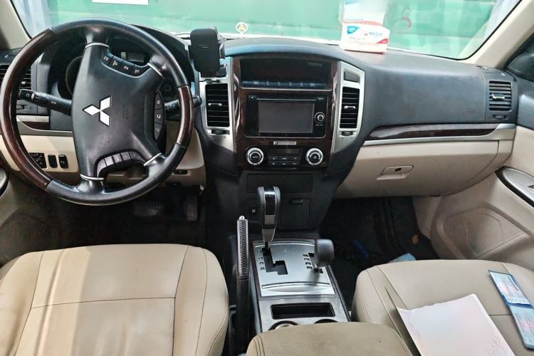 Used Mitsubishi Pajero  Center Console