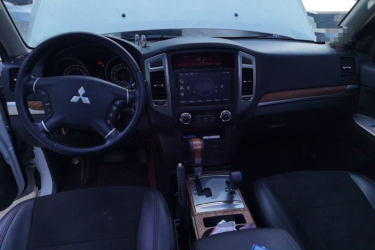 Used Mitsubishi Pajero 2019 3.0L Automatic Comfort Edition Center Console