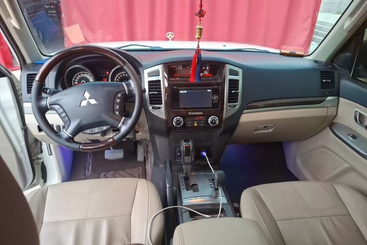Used Mitsubishi Pajero 2019 V97 3.8L 5-Door GLS Middle East Edition Center Console