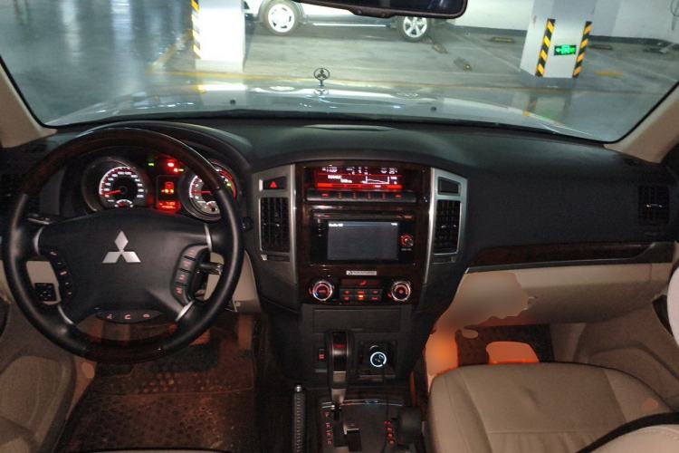 Used Mitsubishi Pajero 2019 V97 3.8L 5-Door GLS Sunroof Dual Differential – Middle East Center Console