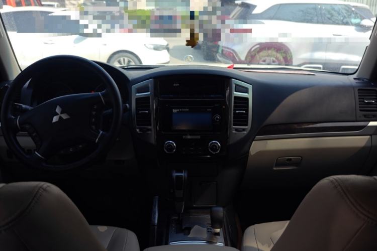 Used Mitsubishi Pajero 2019 V97 3.8L 5-Door GLS Sunroof Dual Differential – Middle East Center Console