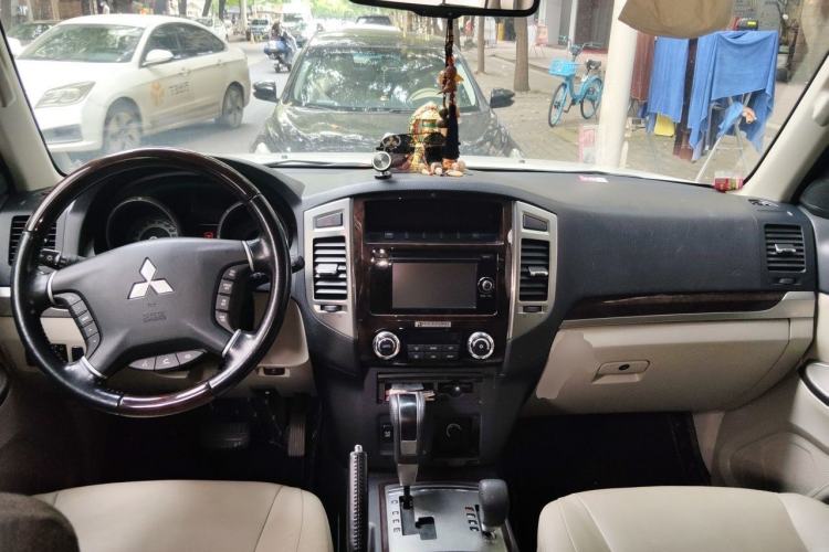Used Mitsubishi Pajero 2019 V97 3.8L 5-Door GLS Middle East Edition Center Console