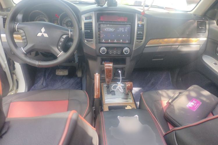 Used Mitsubishi Pajero 2019 3.0L Automatic Standard Edition Center Console