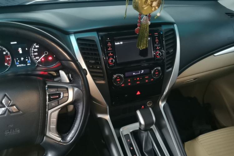 Used Mitsubishi Pajero 2019 3.0L Automatic Standard Edition Center Console