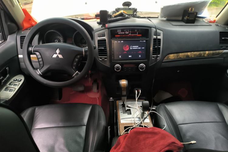 Used Mitsubishi Pajero 2019 3.0L Automatic Standard Edition Center Console