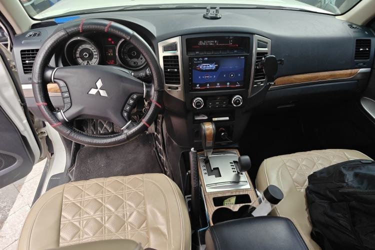 Used Mitsubishi Pajero 2019 3.0L Automatic Standard Edition Center Console