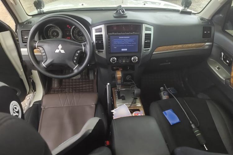 Used Mitsubishi Pajero 2019 3.0L Automatic Standard Edition Center Console