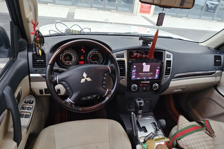 Used Mitsubishi Pajero  Center Console