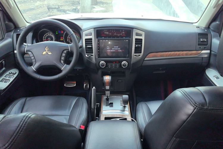 Used Mitsubishi Pajero 2019 3.0L Automatic Standard Edition Center Console