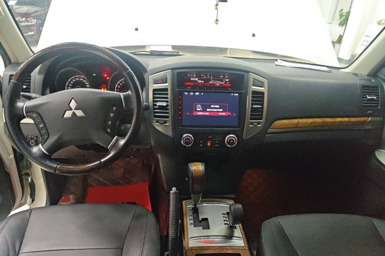 Used Mitsubishi Pajero 2019 3.0L Automatic Prestige Edition Center Console