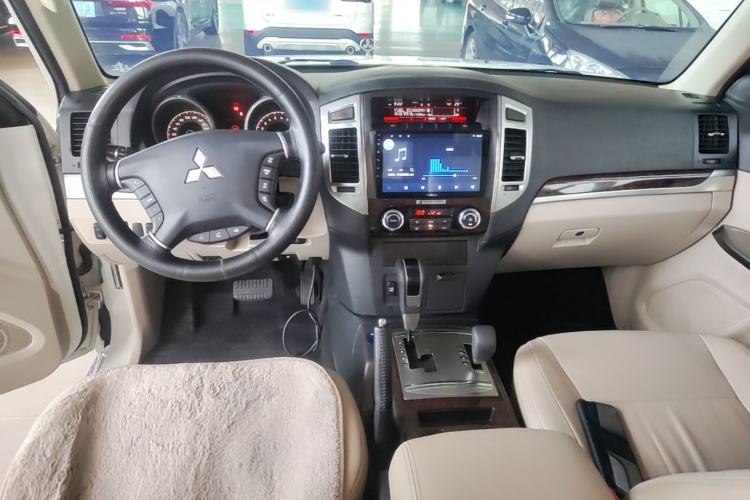 Used Mitsubishi Pajero 2019 V97 3.8L 5-Door GLS Middle East Edition Center Console