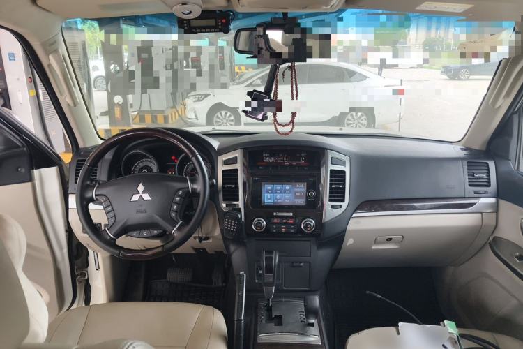Used Mitsubishi Pajero  Center Console