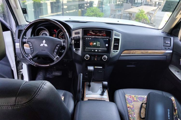 Used Mitsubishi Pajero 2019 3.0L Automatic Luxury Edition Center Console