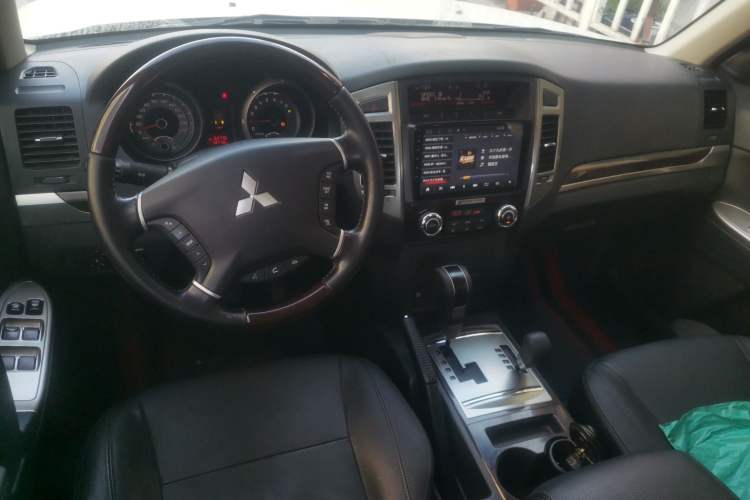Used Mitsubishi Pajero  Center Console