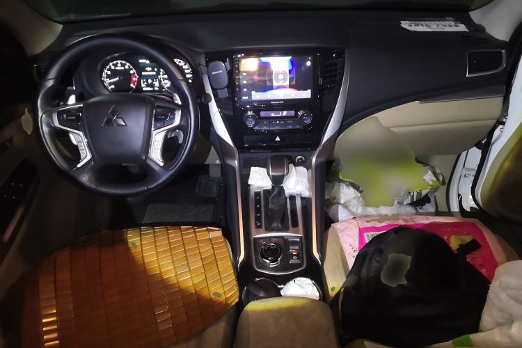 Used Mitsubishi Pajero 2019 3.0L Automatic Standard Edition Center Console