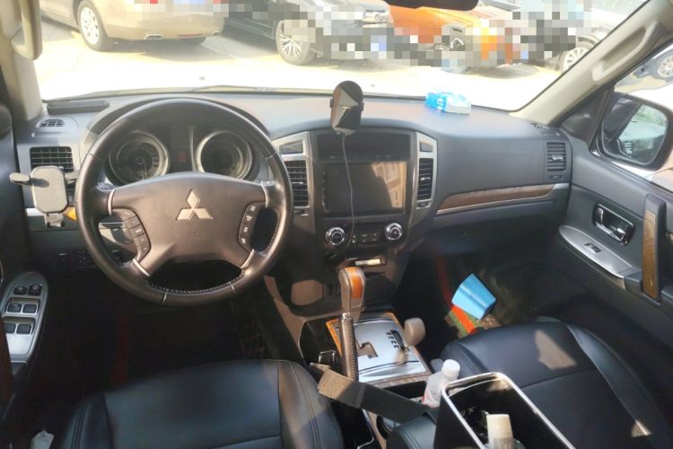 Used Mitsubishi Pajero 2019 3.0L Automatic Standard Edition Center Console