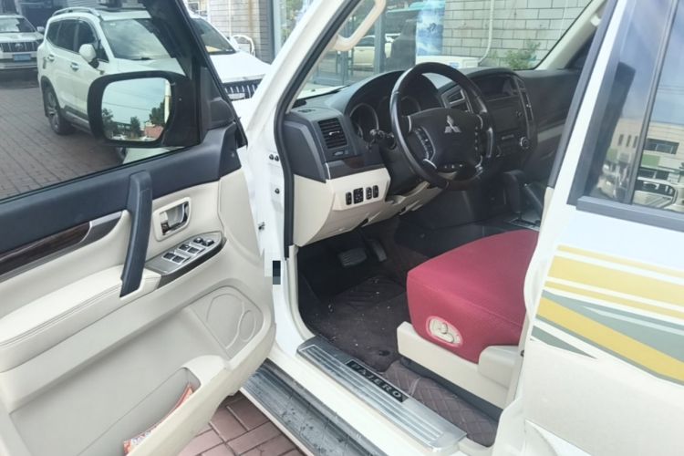 Used Mitsubishi Pajero  Driver Seat