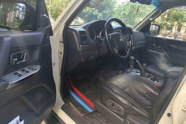 Used Mitsubishi Pajero  Driver Seat