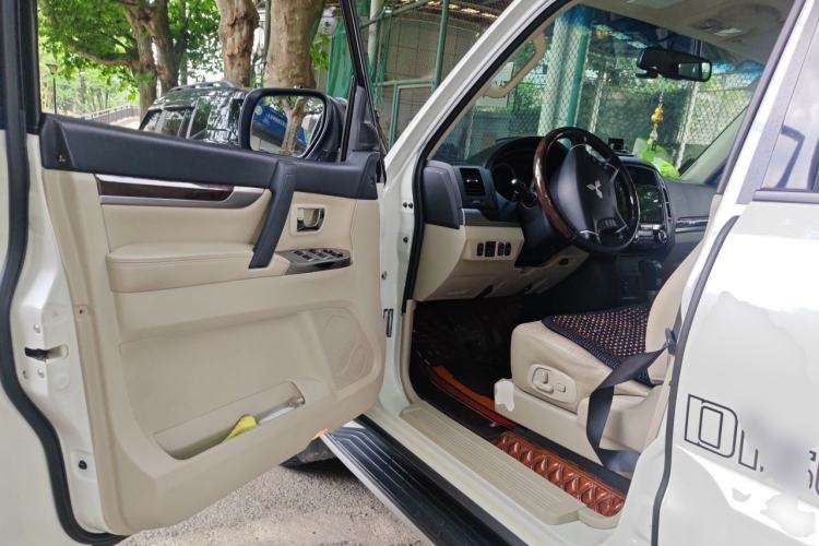 Used Mitsubishi Pajero  Driver Seat