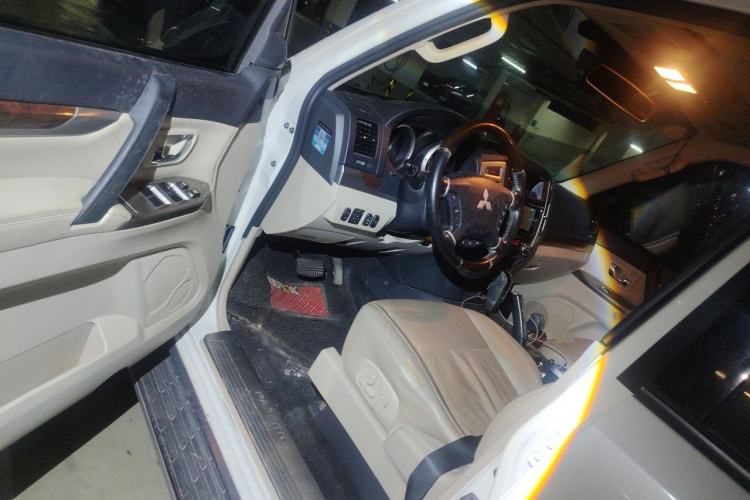Used Mitsubishi Pajero  Driver Seat