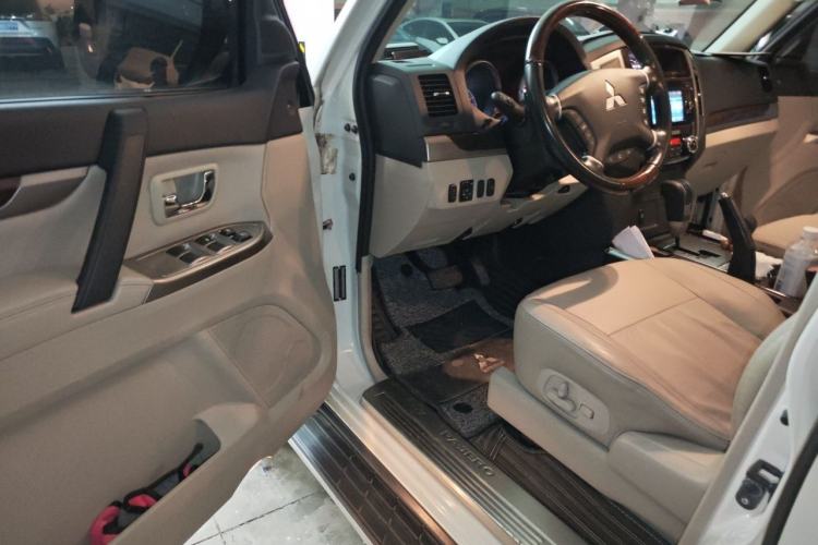Used Mitsubishi Pajero 2019 V97 3.8L 5-Door GLS Sunroof Dual Differential – Middle East Driver Seat