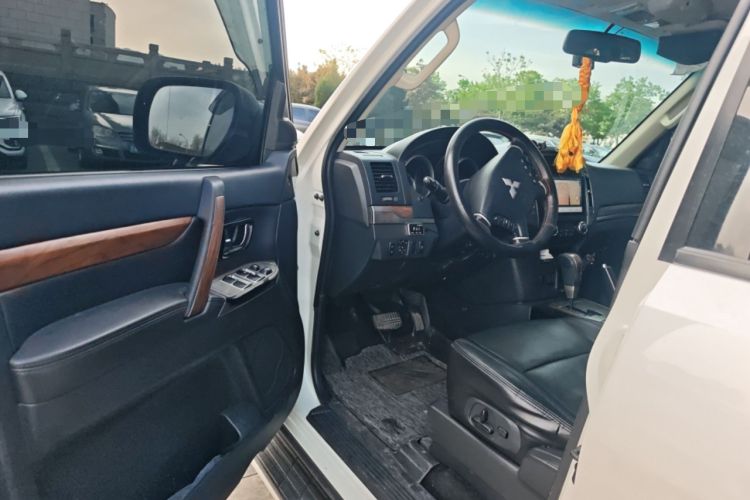 Used Mitsubishi Pajero  Driver Seat