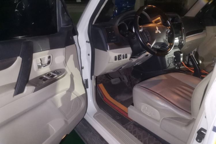 Used Mitsubishi Pajero  Driver Seat