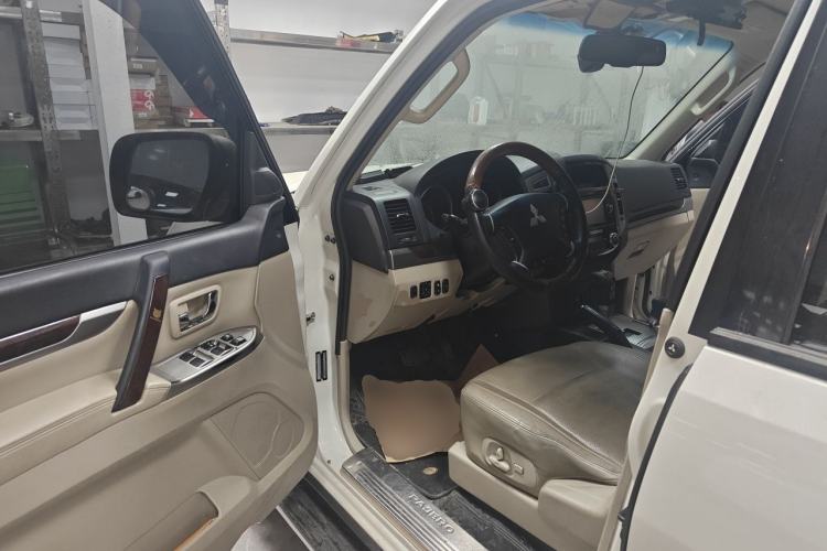 Used Mitsubishi Pajero  Driver Seat