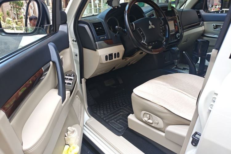 Used Mitsubishi Pajero 2019 V97 3.8L 5-Door GLS Middle East Edition Driver Seat