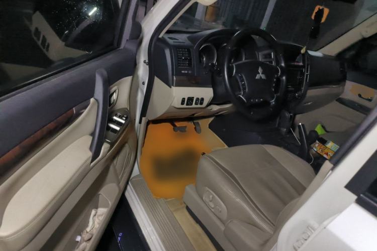 Used Mitsubishi Pajero  Driver Seat