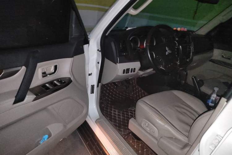 Used Mitsubishi Pajero 2019 V97 3.8L 5-Door GLS Middle East Edition Driver Seat