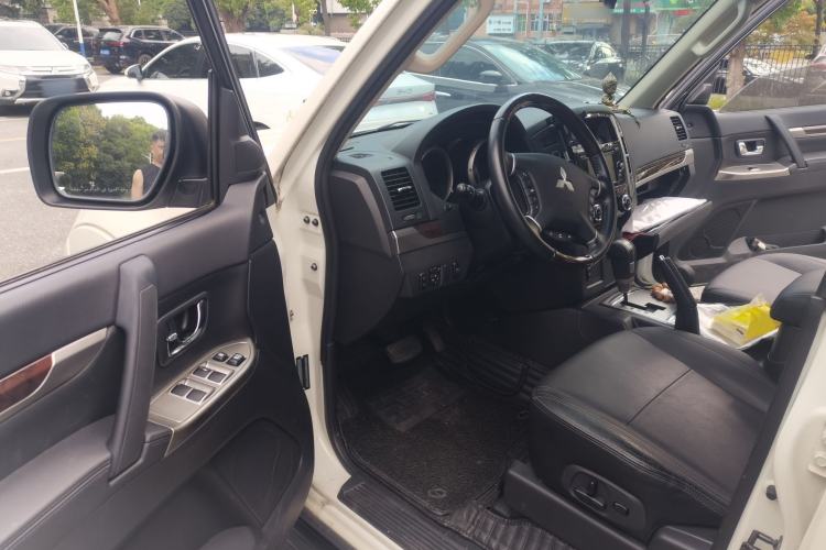 Used Mitsubishi Pajero 2019 V97 3.8L 5-Door GLS Sunroof Dual Differential – Middle East Driver Seat