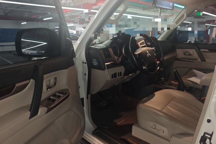 Used Mitsubishi Pajero  Driver Seat