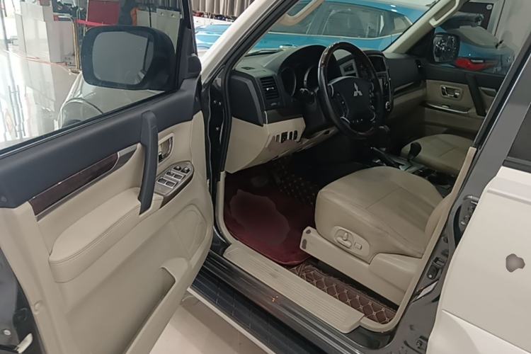 Used Mitsubishi Pajero 2019 V97 3.8L 5-Door GLS Sunroof Dual Differential – Middle East Driver Seat