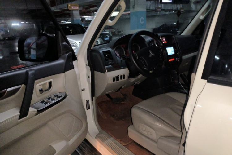 Used Mitsubishi Pajero  Driver Seat