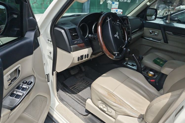 Used Mitsubishi Pajero  Driver Seat