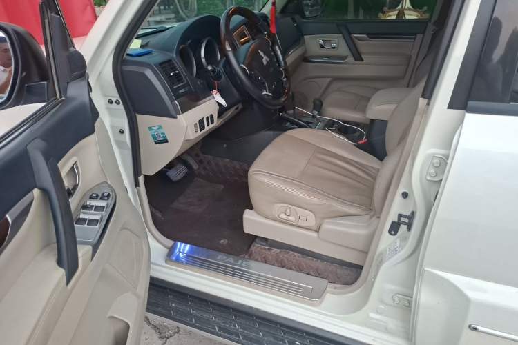 Used Mitsubishi Pajero 2019 V97 3.8L 5-Door GLS Middle East Edition Driver Seat