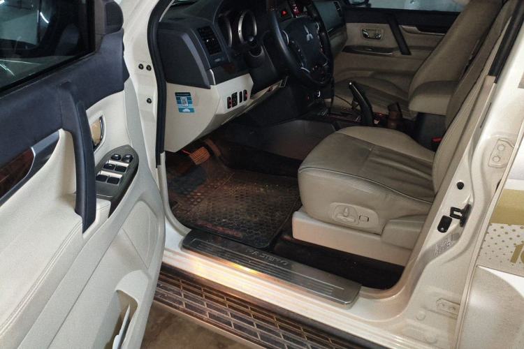 Used Mitsubishi Pajero 2019 V97 3.8L 5-Door GLS Sunroof Dual Differential – Middle East Driver Seat