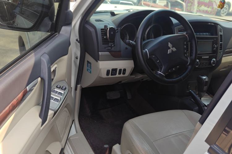 Used Mitsubishi Pajero 2019 V97 3.8L 5-Door GLS Sunroof Dual Differential – Middle East Driver Seat