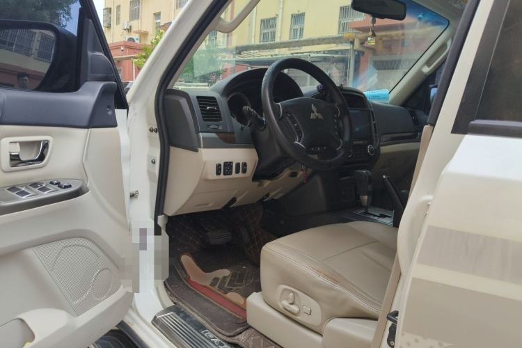 Used Mitsubishi Pajero  Driver Seat