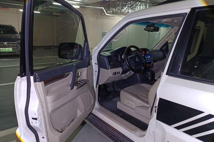 Used Mitsubishi Pajero  Driver Seat