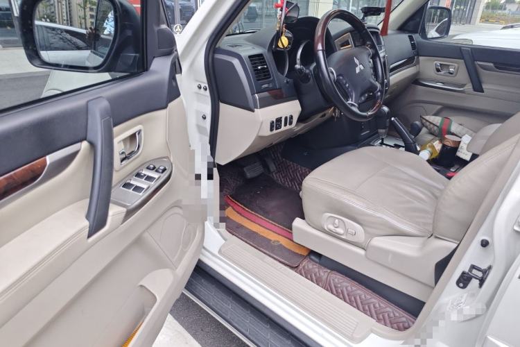 Used Mitsubishi Pajero  Driver Seat
