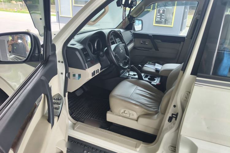 Used Mitsubishi Pajero  Driver Seat