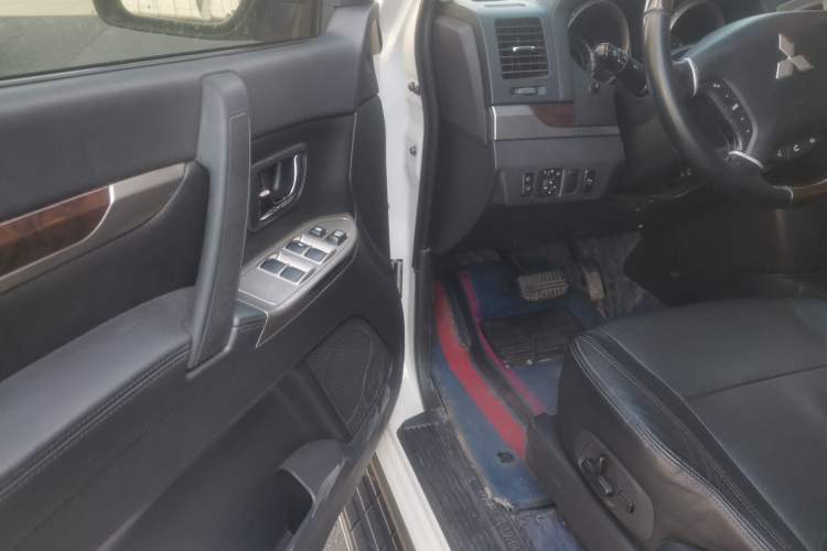 Used Mitsubishi Pajero  Driver Seat