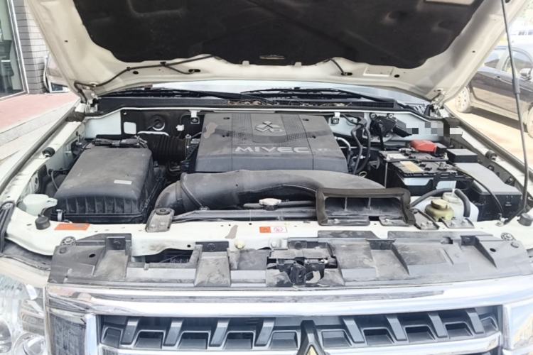 Used Mitsubishi Pajero  Engine Bay